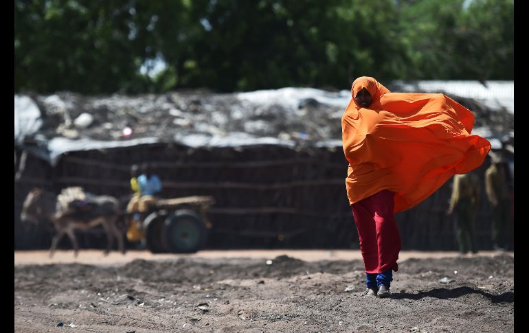 Una somalí camina en un campamento de refugiados en Dadaab, Kenia. El sitio ha albergado a refugiados por alredeor de 26 años. AFP/T. Karumba