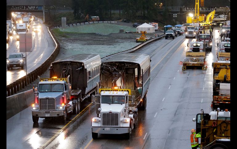 Tráilers remueven vagones del tren que ayer descarrilló en DuPont, en el estado de Washington, y dejó un saldo de tres muertos. Investigadores dijeron hoy que el tren iba a más del doble de la velocidad permitida. AP/E. Thompson
