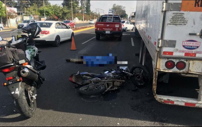 El cuerpo del sujeto quedó tendido sobre el asfalto.  ESPECIAL/
