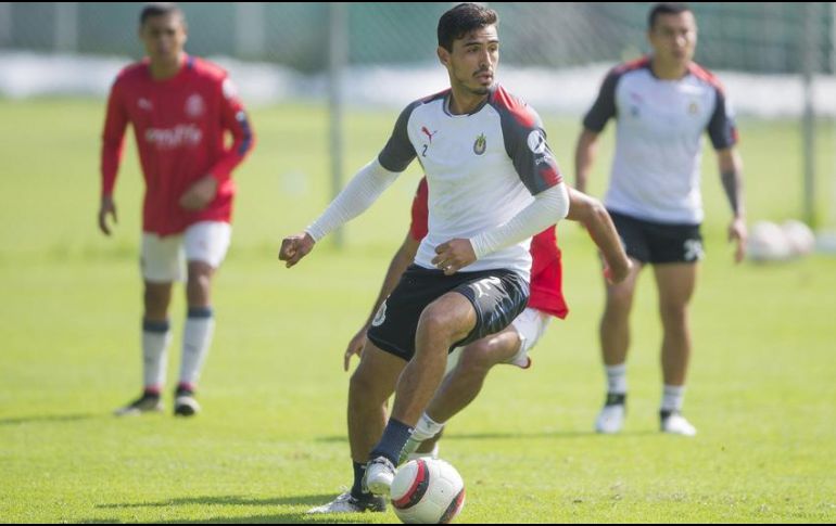 Al defensa le restan seis meses de contrato con Chivas. MEXSPORT/ARCHIVO