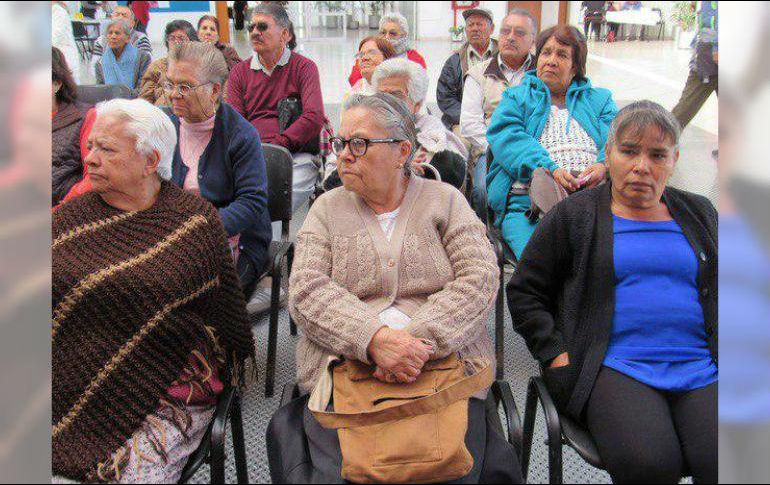 La falta de energía, la disminución del apetito, los trastornos del sueño podrían ser síntomas de depresión en los adultos mayores. ESPECIAL/