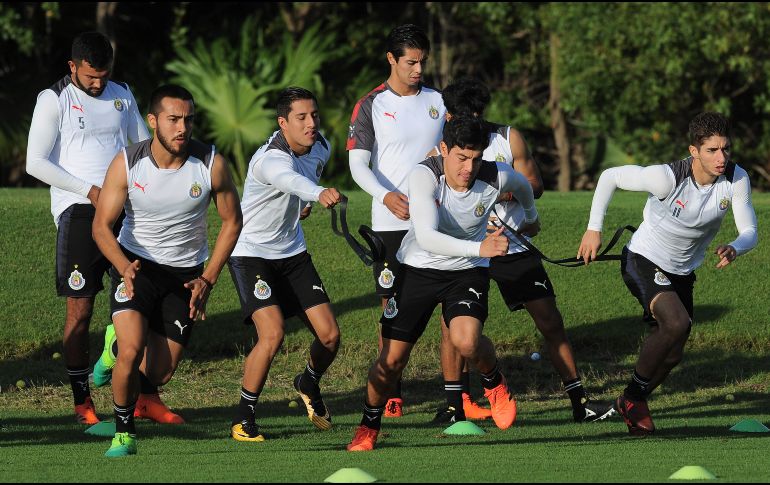 Cisneros (tercero de izq. a der.) y Chivas continuarán con su trabajo en Cancún, regresarán para pasar las fiestas navideñas con sus familias y regresarán a Quintana Roo para ponerle punto final a la pretemporada. MEXSPORT