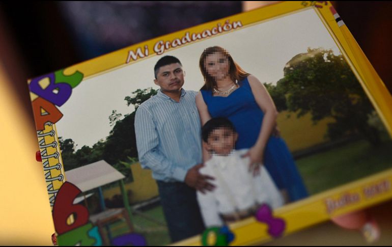 Gumaro Pérez Aguilando con su esposa e hijo. EFE / A. Hernández