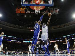 Zach Randolph (#50) se aprovechó de unos endebles 76ers, que han perdido siete de sus últimos ocho compromisos de la temporada regular. AP/M. Slocum
