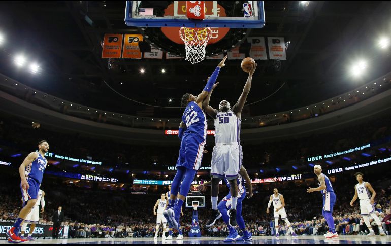 Zach Randolph (#50) se aprovechó de unos endebles 76ers, que han perdido siete de sus últimos ocho compromisos de la temporada regular. AP/M. Slocum