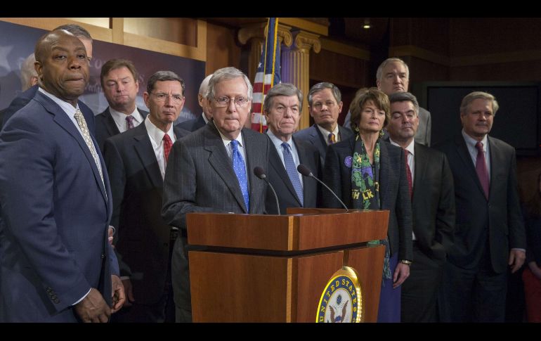 Mitch McConnel, líder de la mayoría republicana en el Senado, habla a los medios después de que la Cámara de Representantes dio su visto bueno a la reforma fiscal. AFP/T. Katopodis