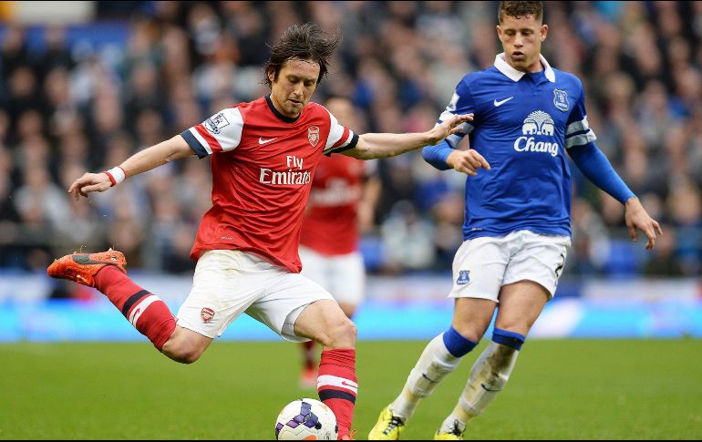 Reconocido como uno de los mejores futbolistas checos de las últimas décadas, Rosicky (I) tuvo una etapa de 10 años con el equipo de la Liga Premier inglesa. EFE / ARCHIVO
