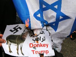 Luego de casi dos semanas del anuncio de Donald Trump, continúan las protestas en favor de Palestina alrededor del mundo. EFE/ A. Al Hashlamoun