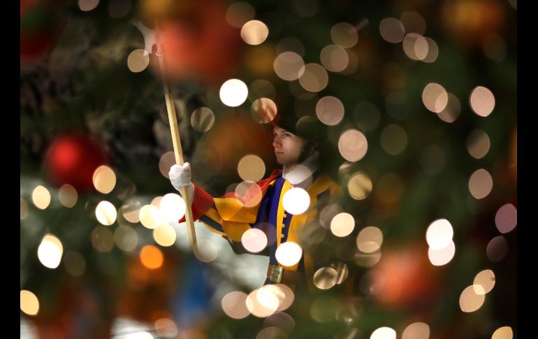 Un guardia suizo se ve entre luces navideñas durante la audiencia general del Papa Francisco en el Vaticano. AP/A. Tarantino