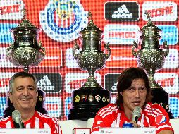 Almeyda (D) ha logrado traer trofeos a las vitrinas rojiblancas, una costumbre que parecía perdida. MEXSPORT/ARCHIVO