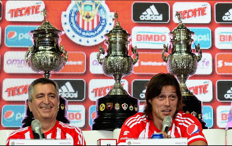 Almeyda (D) ha logrado traer trofeos a las vitrinas rojiblancas, una costumbre que parecía perdida. MEXSPORT/ARCHIVO
