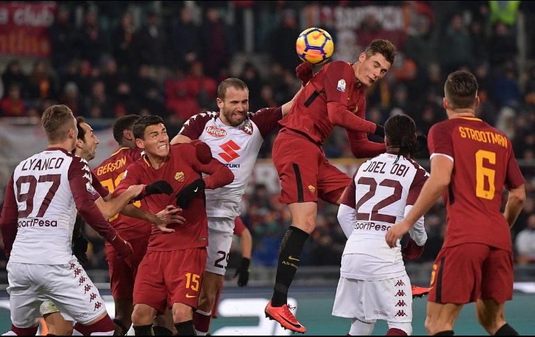 El equipo en el que juega el mexicano no bajó los brazos, pero desperdició un penal al minuto 76. TWITTER/@ASRoma