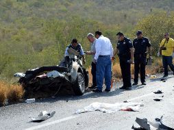 Forenses recaban información en el sitio del accidente.