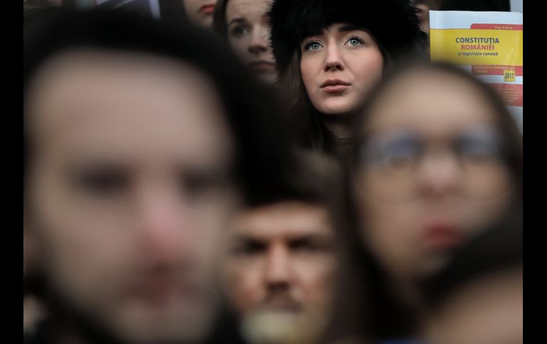 Estudiantes de leyes sostienen copias de la Constitución durante una protesta en silencio en Bucarest Roma, en contra de la iniciativa para reformar el sistema legal. AP/V. Ghirda