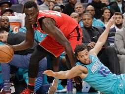 Pascal Siakam burla la marca de Michael Carter-Williams en una jugada durante la primera mitad encuentro entre Raptors y Hornets. AP/C. Burton