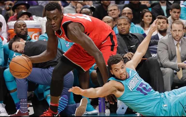 Pascal Siakam burla la marca de Michael Carter-Williams en una jugada durante la primera mitad encuentro entre Raptors y Hornets. AP/C. Burton