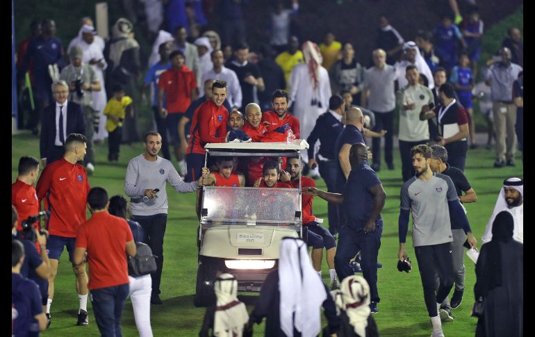 Neymar, del París Saint-Germain, conduce un carrito de golf con compañeros al final de un entrenamiento en Doha, la capital de Qatar. AFP/K. Jaafar