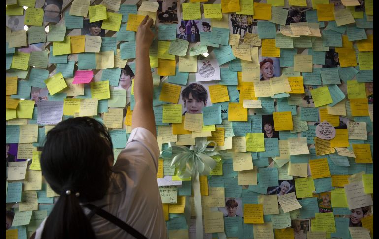 Una fan del fallecido cantante sudcoreano Kim Jong-Hyun, de la banda SHINee, coloca un mensaje durante un acto en su memoria en un templo budista en Bangkok, Tailandia. Kim se quitó la vida el pasado 18 de diciembre en Seúl. AFP/L. Suwanrumpha