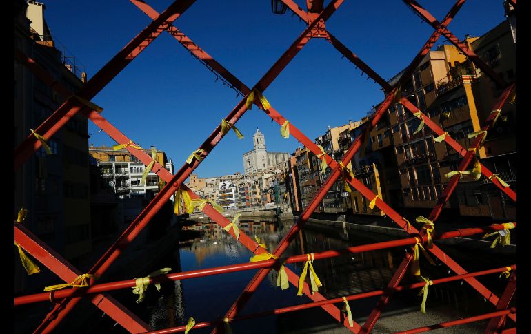 Listones amarillos decoran un puente en Girona, España, como símbolo de apoyo a los políticos detenidos y que apoyan la independencia de Cataluña. AP/B. Armangue