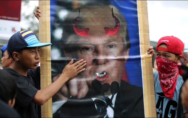 Musulmanes sostienen un póster con una imagen del presidente de Estados Unidos, Donald Trump, como diabólico, durante una protesta en su contra en Manila, Filipinas. AP/A. Favila