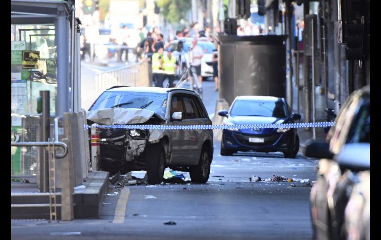 Un vehículo siniestrado en el lugar donde se registró un atropello masivo en Melbourne, Australia. Las autoridades australianas detuvieron a dos sospechosos tras el atropello de al menos 15 personas. EFE/ J. Castro