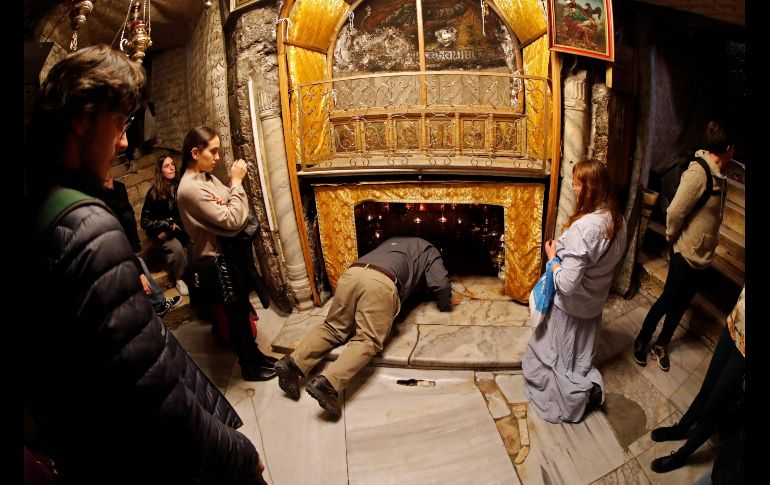 Un fiel besa una estrella en el Grotto, sitio donde se cree que nació Jesucristo, en el templo de la Natividad en Belén, Cisjordania. AFP/T. Coex