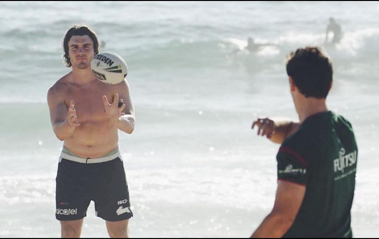 Después de cuatro operaciones, Crichton era incapaz de doblar el dedo medio de la mano izquierda. INSTAGRAM/@anguscrichton