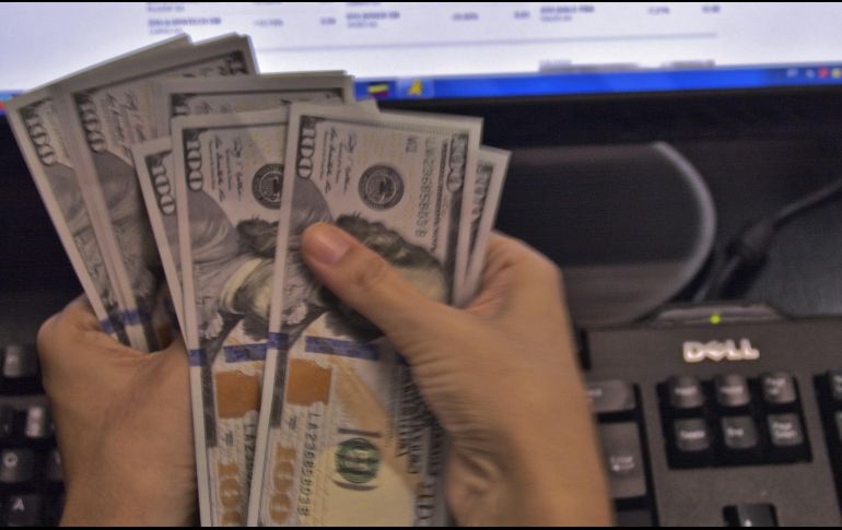 El billete verde se compra en un mínimo de 18.35 pesos. AFP / ARCHIVO