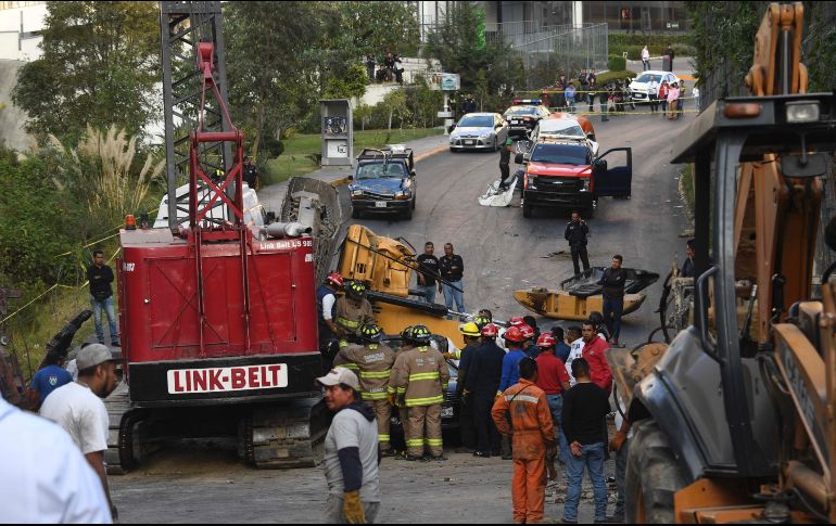 El miércoles, una “mano de chango”, volcó desde 10 metros de altura mientras vehículos circulaban por la zona. SUN / G. Perea