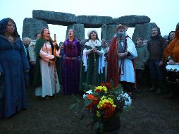 El monumento es visitado por más de un millón de personas al año, que acuden a las ceremonias que dan la bienvenida a los solsticios, según el ancestral calendario druida. EFE / N. Hall
