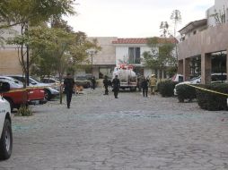 Elementos de la Policía de Zapopan, asi como Bomberos, trabajan en el sitio para las investigaciones correspondientes y atender a heridos menores. ESPECIAL / Bomberos de Zapopan