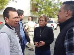 Lemus estuvo platicando con los vecinos para ofrecerles ayuda. ESPECIAL/Gobierno de Zapopan