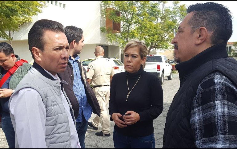 Lemus estuvo platicando con los vecinos para ofrecerles ayuda. ESPECIAL/Gobierno de Zapopan