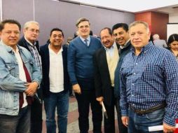 El político posó para una fotografía en la que aparece con Amílcar Sandoval, Félix Salgado Macedonio y Leonel Godoy, entre otros. ESPECIAL