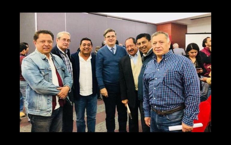 El político posó para una fotografía en la que aparece con Amílcar Sandoval, Félix Salgado Macedonio y Leonel Godoy, entre otros. ESPECIAL