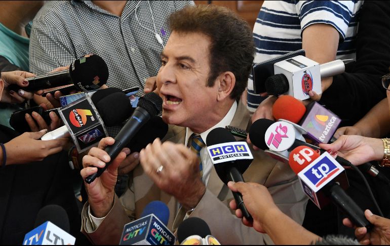 Pese a su retiro, Salvador Nasralla, quien denunció en Washington un fraude electoral y pidió una nueva votación, indicó que esperará a una acción de la OEA. AFP / O. Sierra