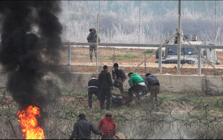 La condena de la ONU al reconocimiento de la Ciudad Santa como capital de Israel no detiene la violencia; ayer muerireon dos palestinos. EFE/M. Saber
