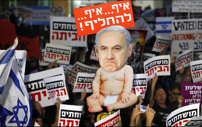 Los manifestantes en Jerusalén portaban carteles que decían “ni derecha ni izquierda, solo honestidad”. AFP / J. Guez