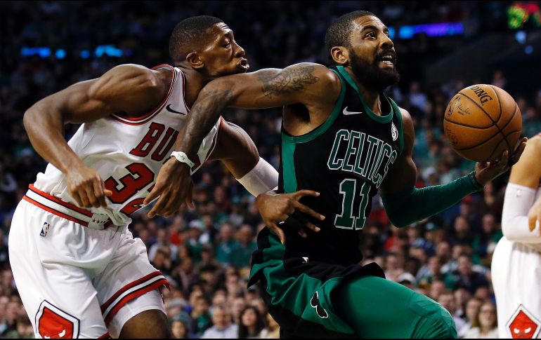 Kyrie Irving (#11) encabezó la ofensiva de los Celtics al conseguir 25 puntos. AP/W. Townson