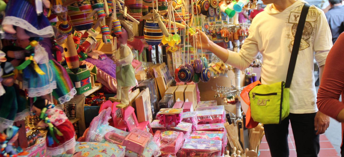 JUGUETES TRADICIONALES - RECORRIDO POR VENTA DE JUGUETES TRADICIONALES EN SAN JUAN DE DIOSLOCALEBA004ELIZABETH BARRERA ALVAREZ juguetes-tradicionales-12-20171223-Eli