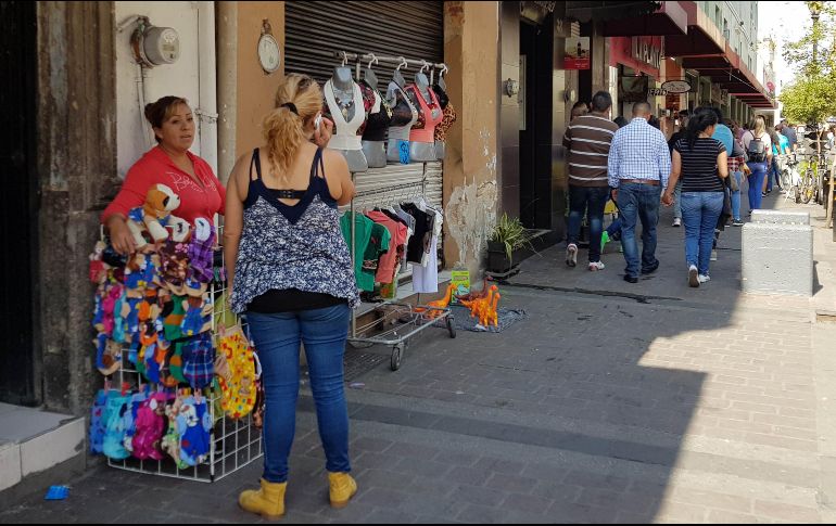 Ante el aumento de personas en el primer cuadro, los 'golondrinos' tuvieron la oportunidad de ofrecer sus mercancías. EL INFORMADOR/E. Barrera