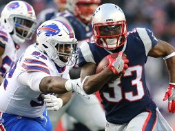 Dion Lewis (D) atrapó un pase de anotación y aportó otro touchdown mediante un acarreo de cuatro yardas. AFP/M. Meyer