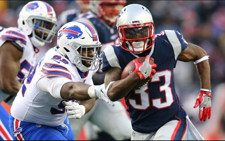 Dion Lewis (D) atrapó un pase de anotación y aportó otro touchdown mediante un acarreo de cuatro yardas. AFP/M. Meyer