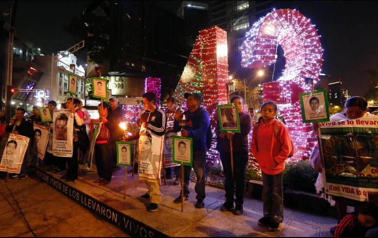 Los padres de los normalistas emitieron un comunicado donde resaltaron 'El desprecio por la memoria de los 43 estudiantes desaparecidos' y el 'nulo compromiso de estos malos gobiernos con la verdad y la justicia,'SUN/B. Fregoso