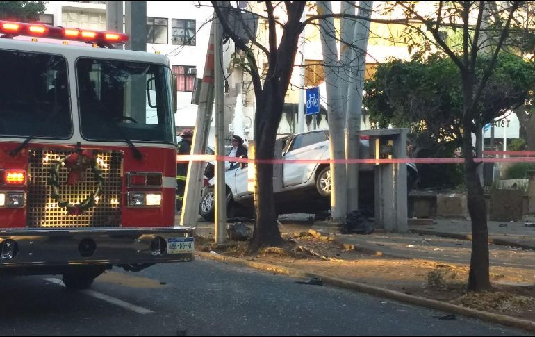 Dos automóviles impactan de frente cerca de las 08:00 horas en avenida Chapultepec. ESPECIAL /