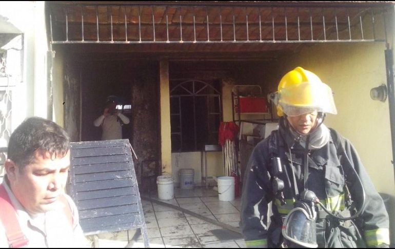El incendio que fue provocado al parecer por una presunta fuga en cilindros de gas. ESPECIAL/ Bomberos de Guadalajara