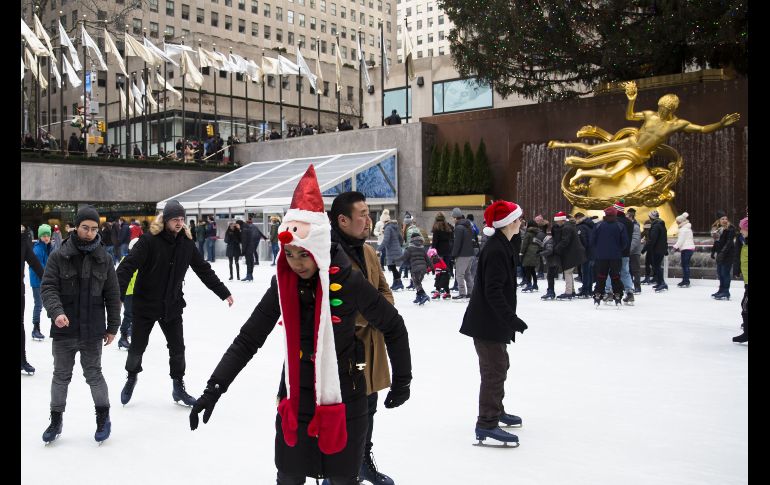 Grandes y chicos aprovechan para patinar sobre hielo en Estados Unidos. AFP / A. Levy