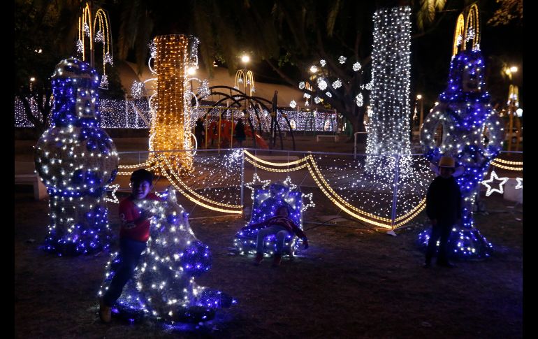 Familias dan un recorrido en el Parque del Barrio de Analco lleno de luces, en el Centro Histórico de Puebla. NTX / C. Pacheco