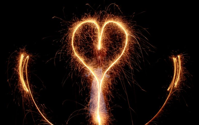 Las luces de Bengala iluminan los rostros de todos aquellos que celebran el 15 de diciembre en México. NTX / F. Estrada