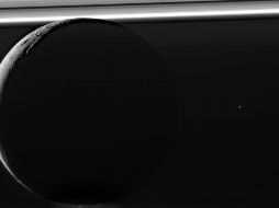 La nave espacial Cassini tomó la imagen el 6 de noviembre de 2011 a una distancia de 145 mil kilómetros de Encelado. TWITTER / @CassiniSaturn